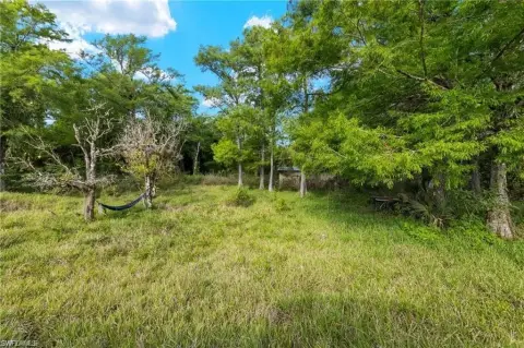 Spacious Land in Golden Gate