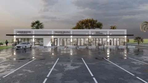 Retail Suite in Shopping Plaza