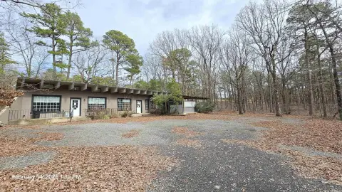 Concrete-Walled Flex Space