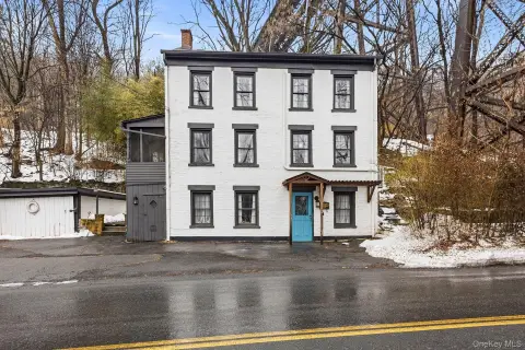 Kingston Colonial Multifamily Property