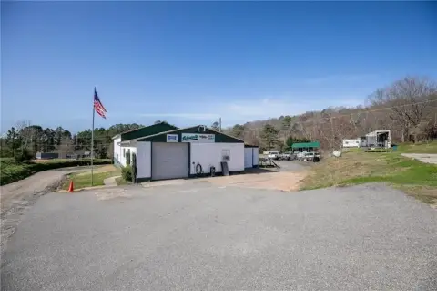 Versatile Mixed-Use Warehouse in Cumming