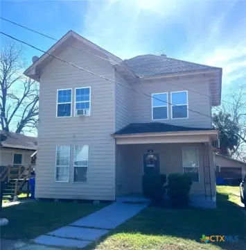 Updated Duplex in Yoakum, TX