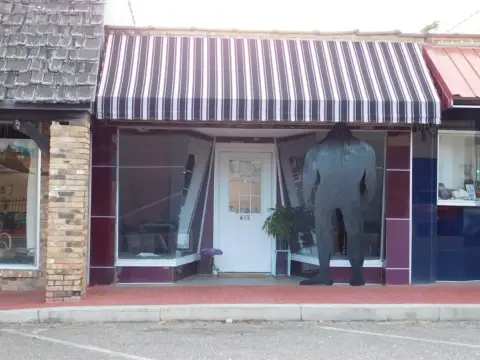 Downtown Commercial Building in Springhill