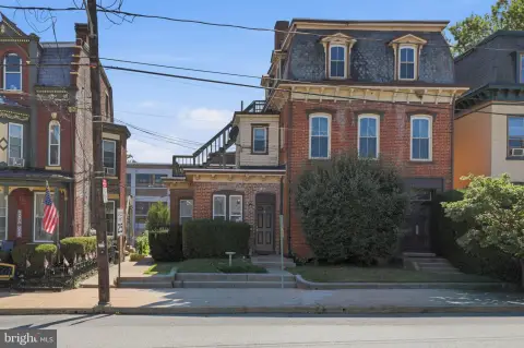 6-Unit Apartment Building