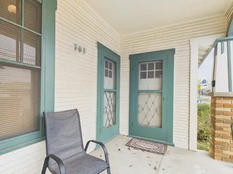 Refreshed Cottage for Commercial Lease