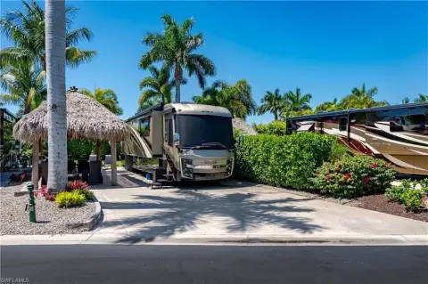 Land with Oversized Tiki