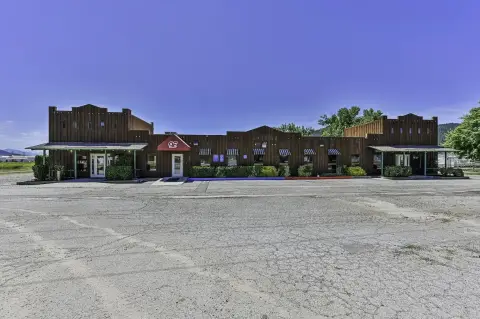 Versatile Commercial Building in Fort Jones