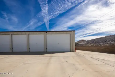 Spacious Storage Unit with Auto Lift