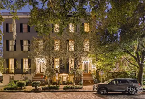 Historic Savannah Residence Overlooking Pulaski