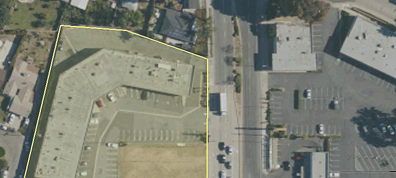Retail Center on La Mirada