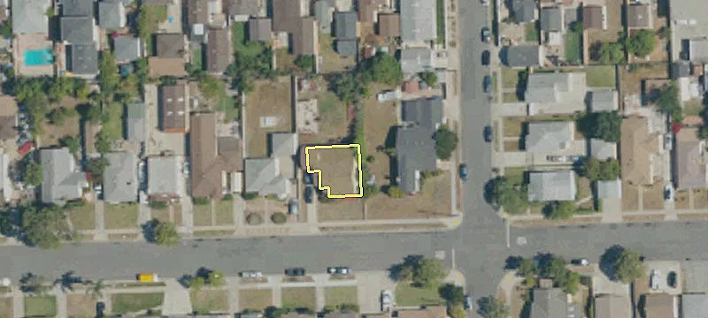 Freestanding Building with Secured Yard