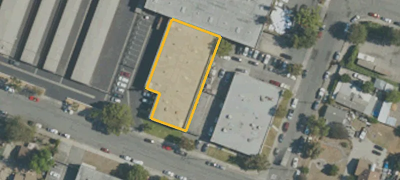 Freestanding Building with Fenced Yard