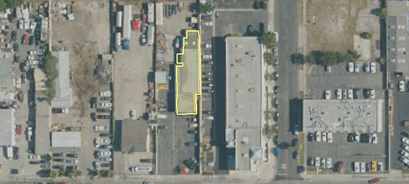 Free Standing Building with Yard