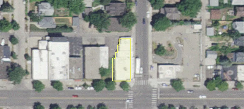 Versatile Retail Building on Lake