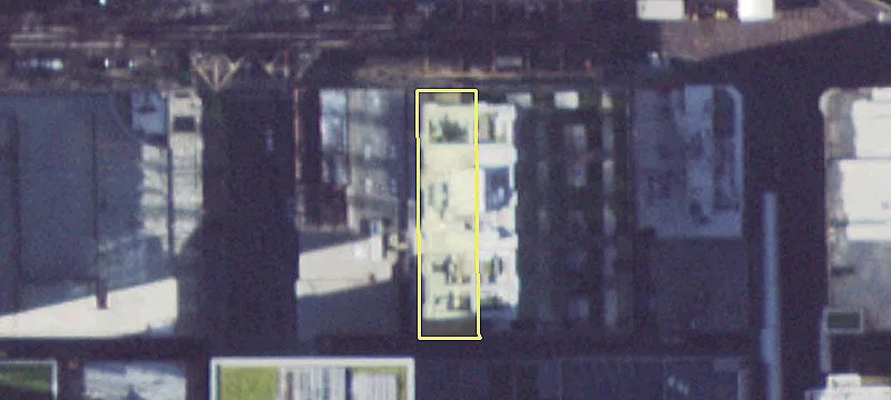 Spacious Retail Building on Lake