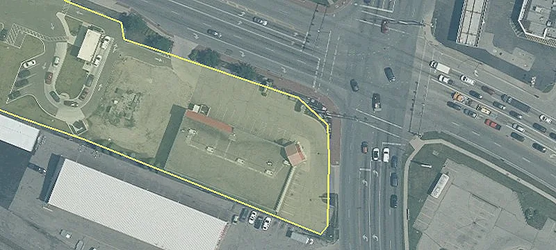 Freestanding Showroom at High-Traffic Intersection