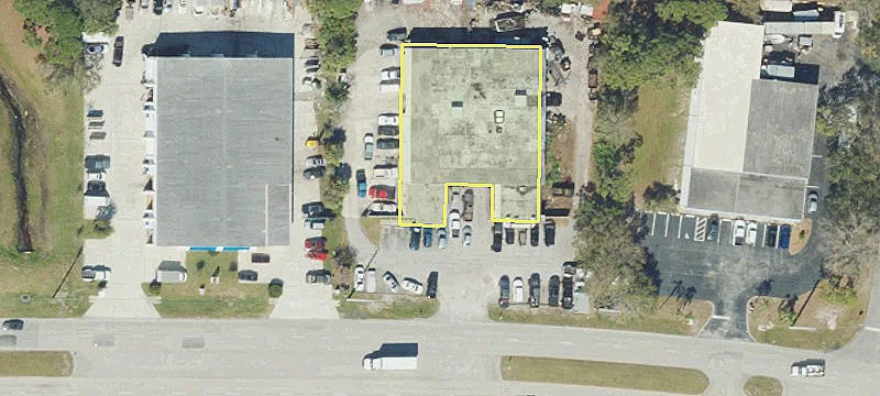 Freestanding Service Building in Port