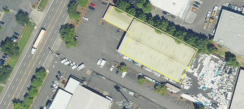 Spacious Warehouse with Fenced Yard