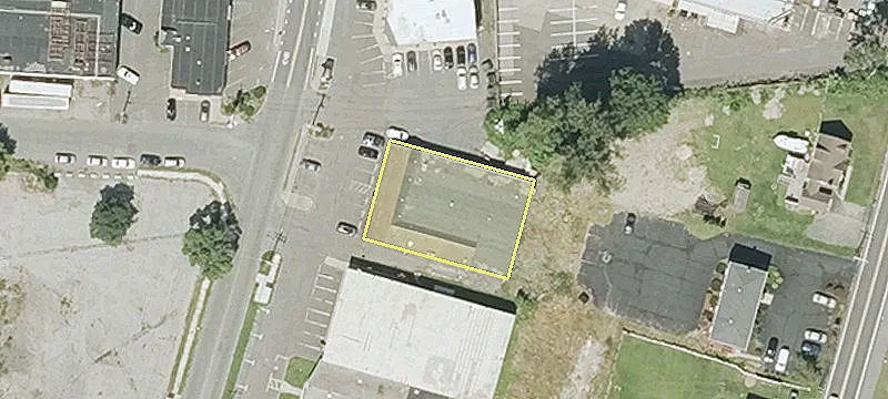 Versatile Retail and Warehouse Building