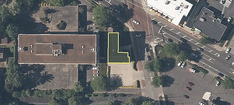 Freestanding Building in Highland Square