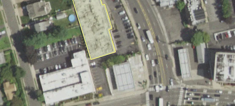 Freestanding Building on Mineola Avenue