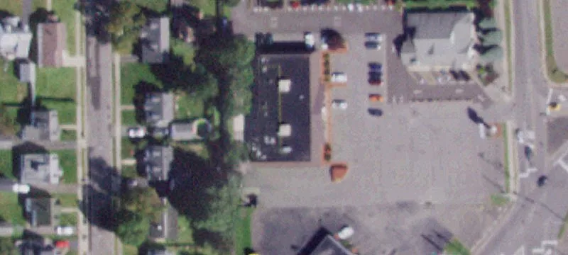 High-Visibility Commercial Building Near Oakdale