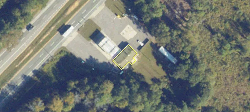 Highway Retail and Hotel Location