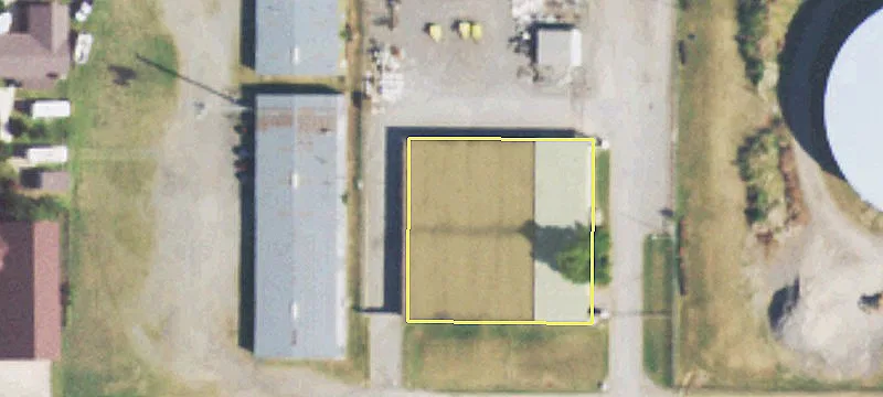 Free-Standing Building with Large Yard