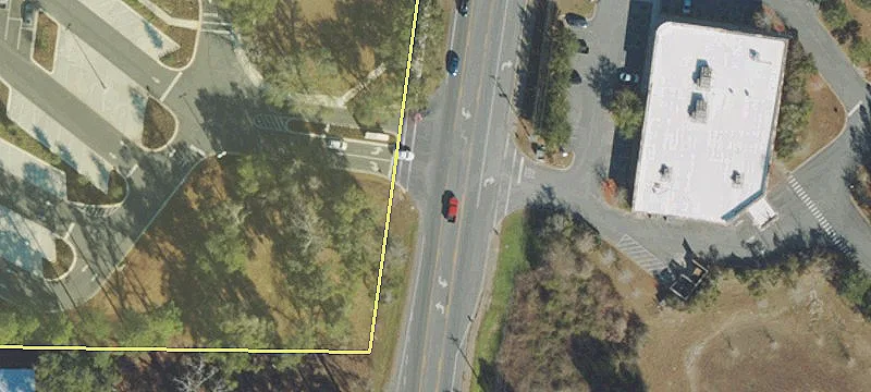 Outparcel in Publix-Anchored Center