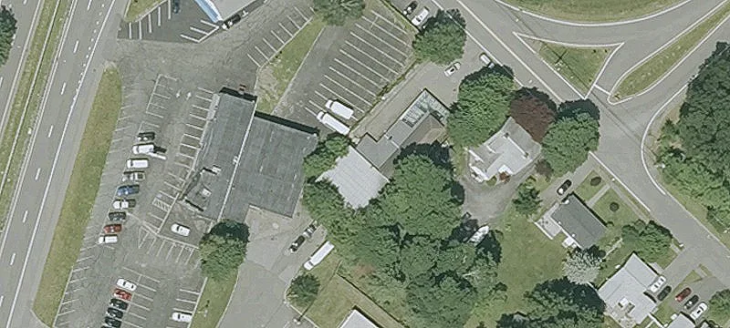 Spacious Commercial Building on Maple