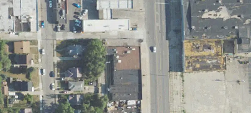 Spacious Retail Building on Schaefer