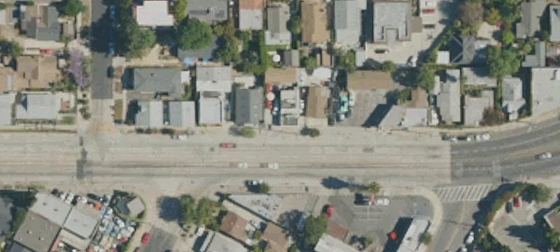 Versatile Commercial Building with Dual Entrances