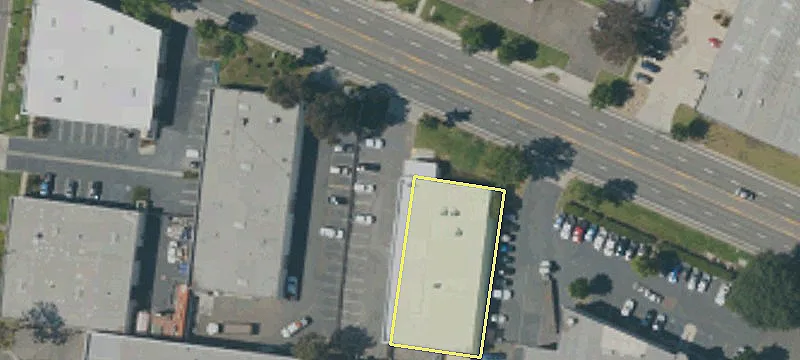 Freestanding Building with Fenced Yard
