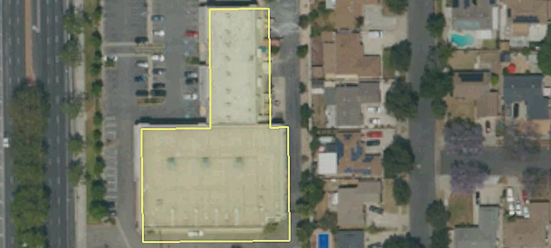Retail Building with Secured Yard