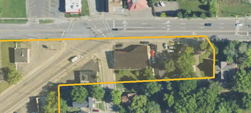 Commercial Building in Desirable Area