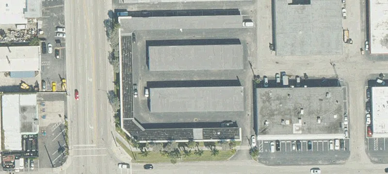 Storefront/Warehouse in Prime Location