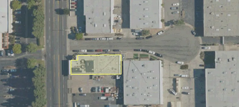 Freestanding Building with Parking Yard