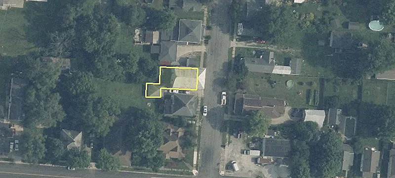 Restorable Commercial Building with Charm