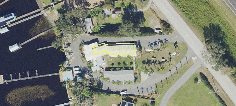 Waterfront Hotel/Cafe on Alligator Lake