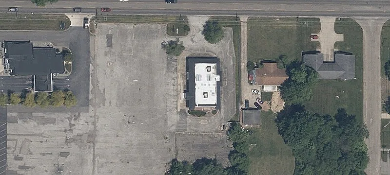Versatile Commercial Building with Flexible Space