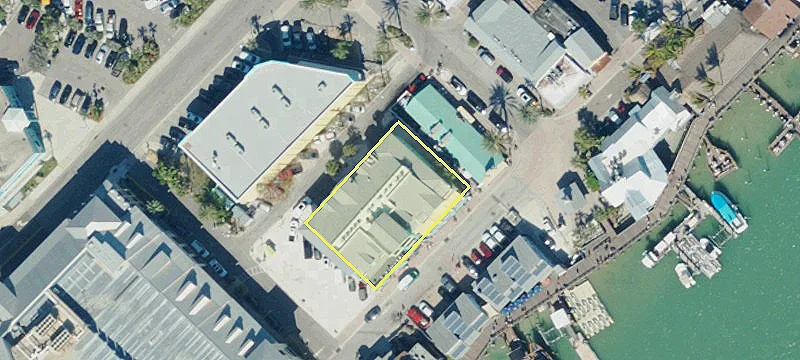 Mixed-Use Plaza in Tourist Destination