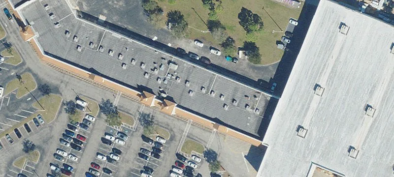 Salon Space in High-Traffic Plaza