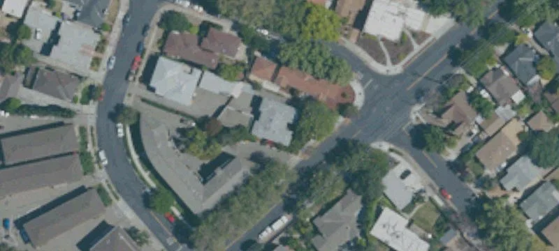 Charming Fourplex Near Rose Garden