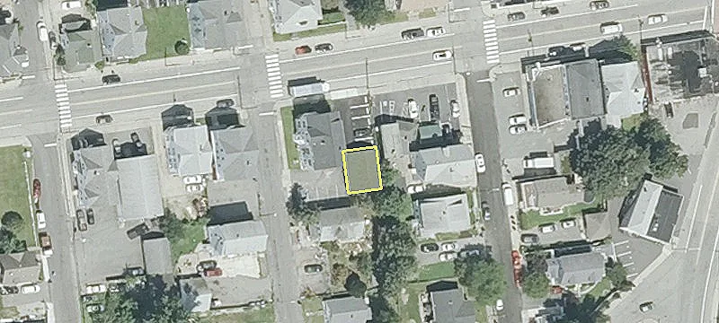 Restaurant Building in High-Traffic Area