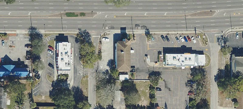 High-Exposure Commercial Building Near Busch Gardens