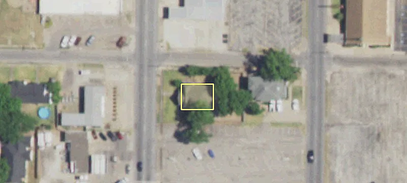 Versatile Commercial Space on Large Lot