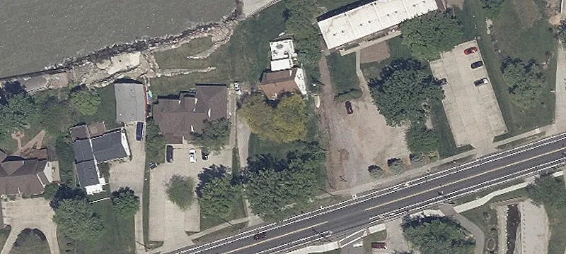 Lakefront Property with Versatile Use