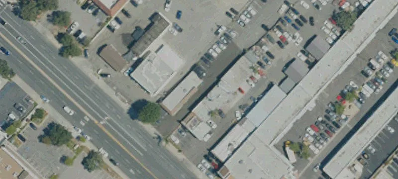 Gated Automotive Yard with Bay