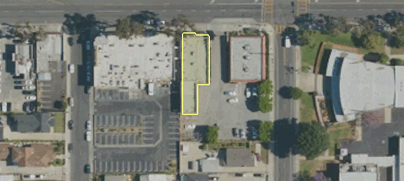 Versatile Commercial Building with Removable Dividers