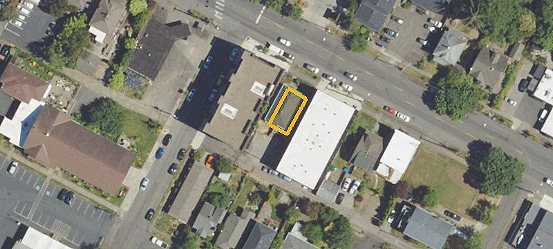 Mixed-Use Building with Versatile Space